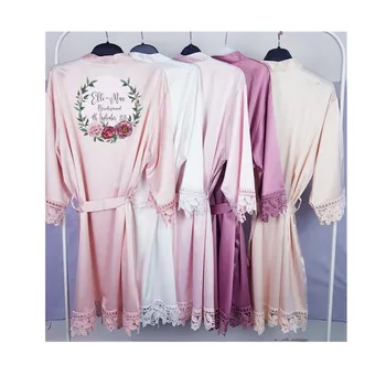 изготовленный на заказ начальный халат подружки невесты, свадебный кружевной атласный халат с цветочным венком, подарок для свадебной вечеринки, персонализированный шелковый халат для девичника