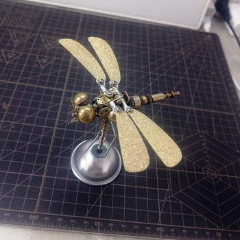 Модель стрекозы в индустриальном стиле, креативный механический орнамент в виде насекомых, металлический артефакт, украшение столешницы в стиле стимпанк ручной работы.