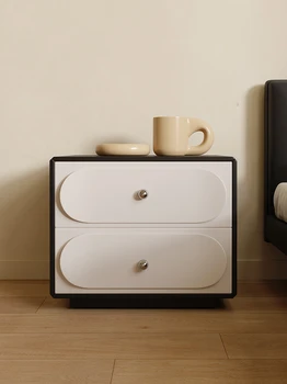 Прикроватная тумбочка во французском светло-кремовом стиле в черно-белой спальне, современный и минималистичный прикроватный шкаф для хранения вещей
